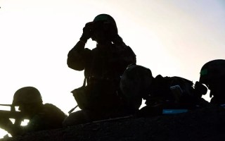 军人背影短视频制作 3S制作！即梦AI+豆包仅凭一张首图，就延展出电影场景（附实操）