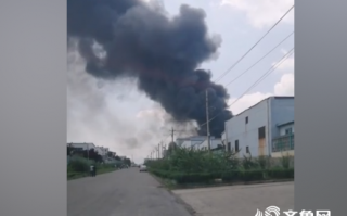 星诺科技着火 25秒丨突发！莱芜汶阳工业园一塑料颗粒厂发生大火 现场浓烟滚滚