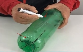 制作摘桃短视频 自制饮料瓶摘桃子神器，让你的采摘体验更轻松！